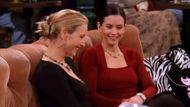 Lisa Kudrow and Courteney Cox in Friends | Image via Warner Bros. Television